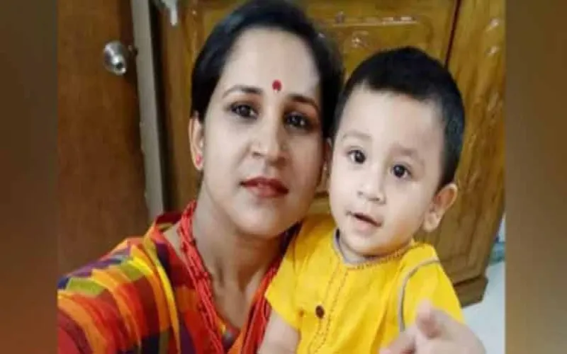 এবার সন্তানের পর চলে গেলেন মা