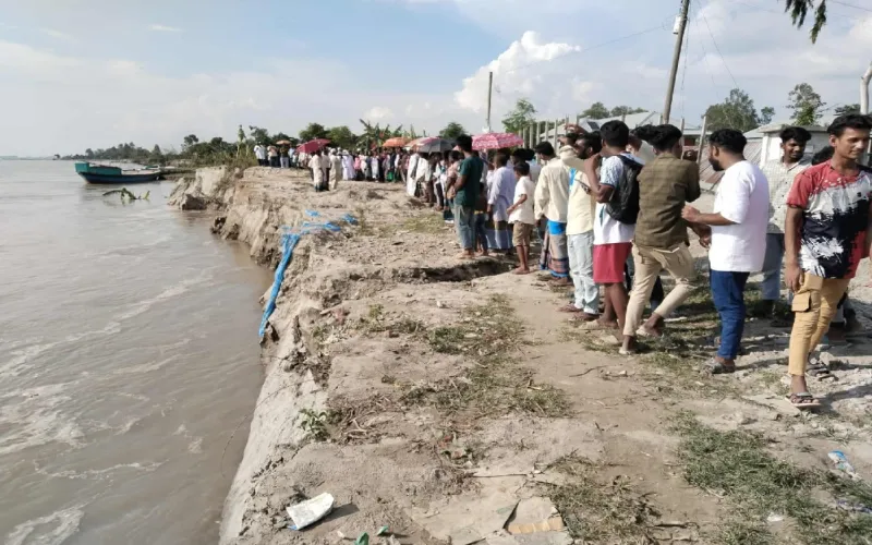 কাজিপুরে নদী ভাঙনরোধে মানববন্ধন