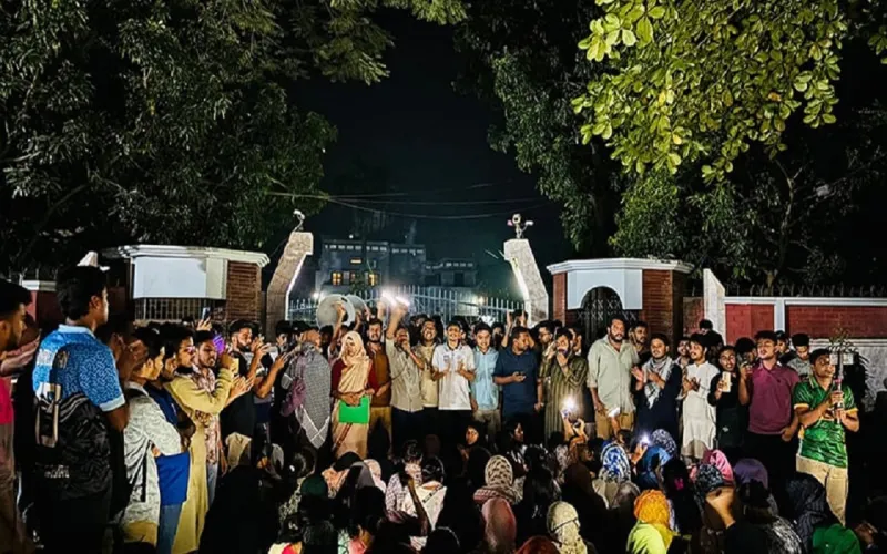 সুইমিংপুলে শিক্ষার্থীর মৃত্যু: রাবি উপাচার্যের বাসভবন ঘেরাও করে বিক্ষোভ