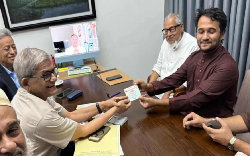 শহীদ মুগ্ধর ভাই স্নিগ্ধ বিএনপির প্রাথমিক সদস্যপদ গ্রহণ করলেন