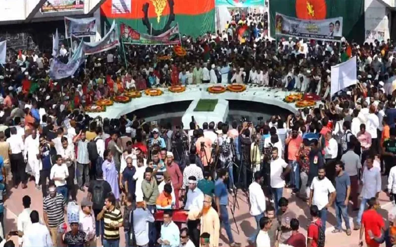 জিয়াউর রহমানের মাজারে সর্বস্তরের জনতার ঢল