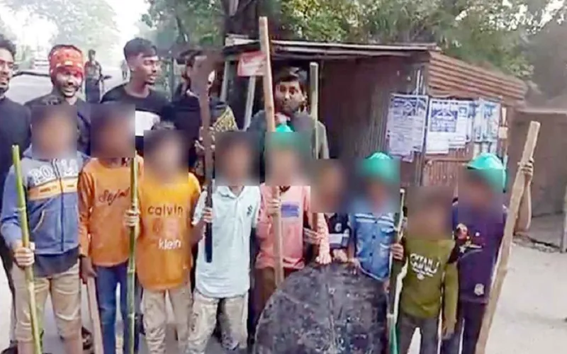 নিষিদ্ধ আ.লীগের মহাসড়ক অবরোধ, শিশুদের হাতেও দেওয়া হয়েছে অস্ত্র